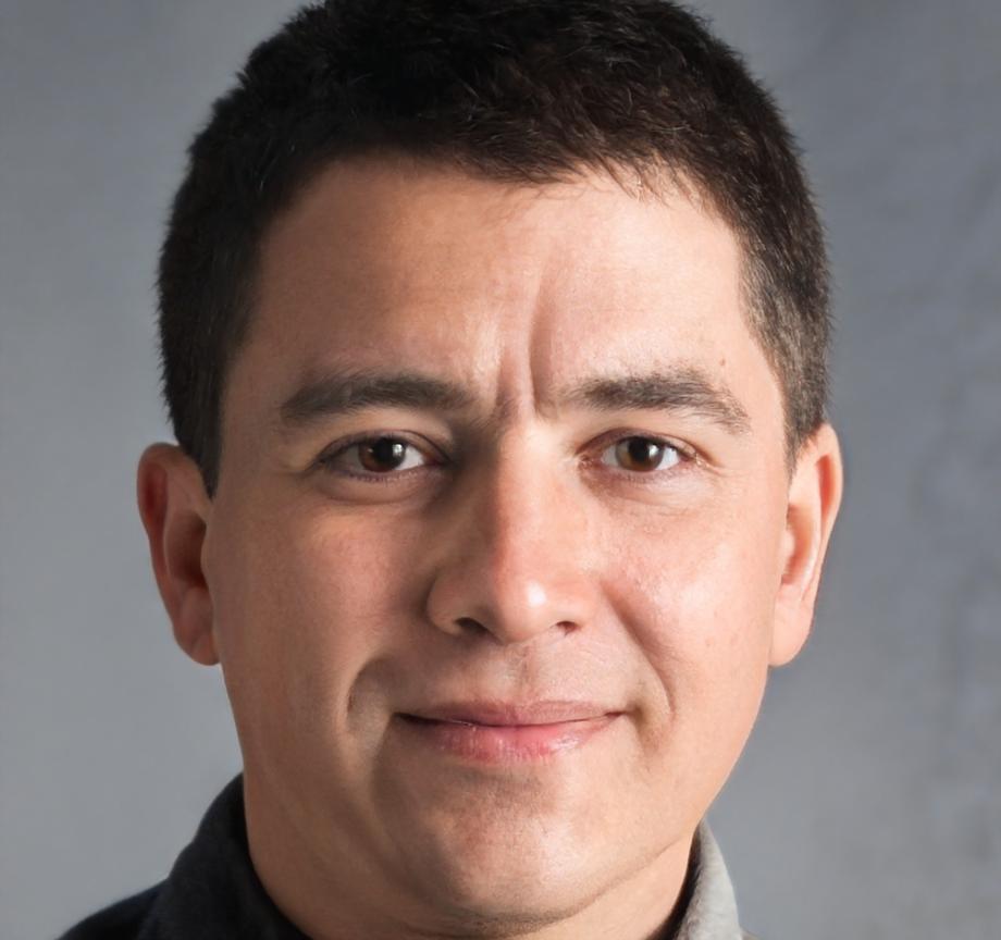Retrato profesional de Rodrigo Mendoza, especialista en análisis de riesgo crediticio