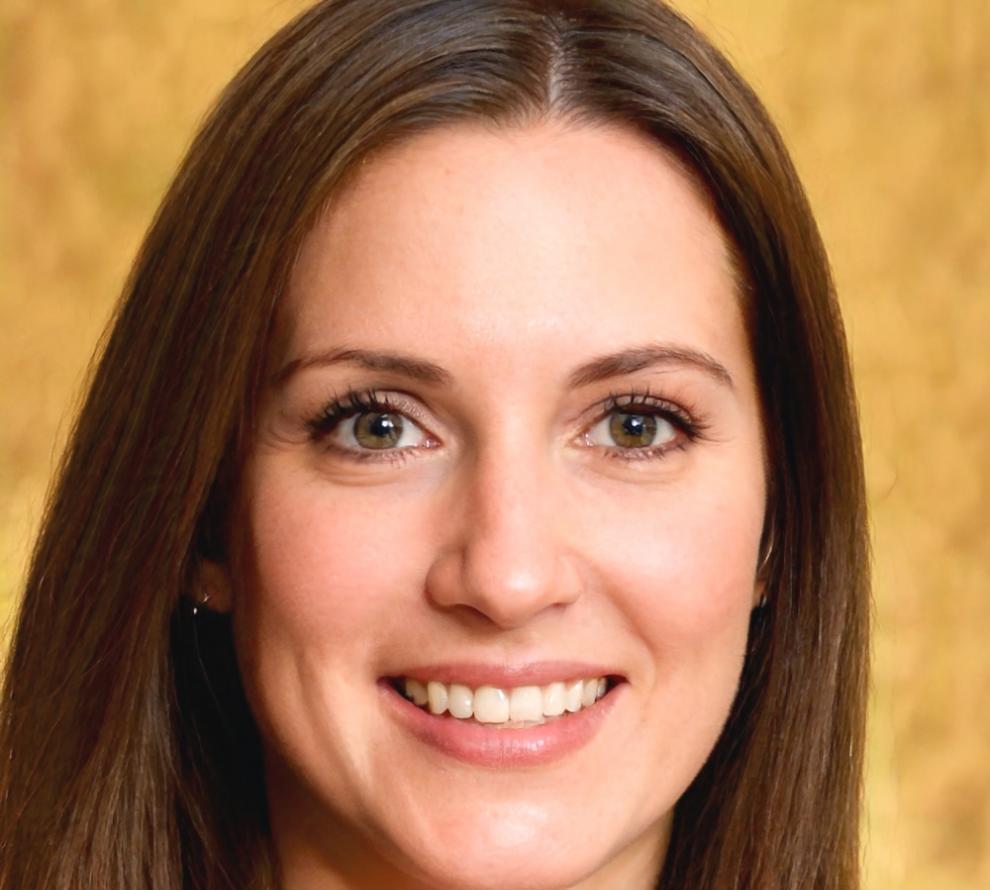 Retrato profesional de Carmen Valerio, experta en riesgo de mercado y derivados